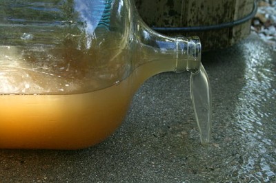512px-2008-09-20_Dirty_water_spilling_from_a_bottle