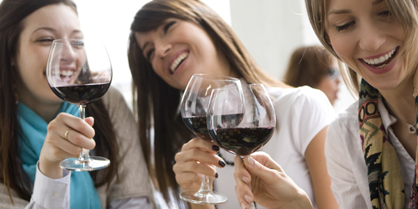 girls_drinking_wine_sm